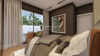 Quarto com vista para o exterior e cortinas claras.