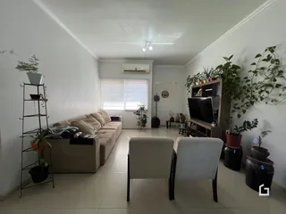 Sala de estar com sofá e poltronas em um imóvel no Brasil.