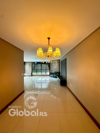 Corredor interno de uma residência com piso de cerâmica.