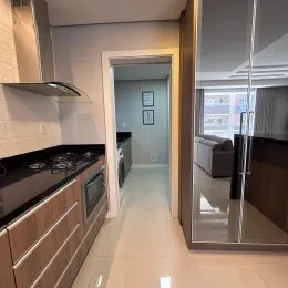 Cozinha com armários e piso claro.
