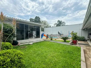 Vista externa de uma residência com jardim e área de lazer em Lajeado, Brasil.