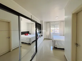Interior de um quarto com divisória de vidro.