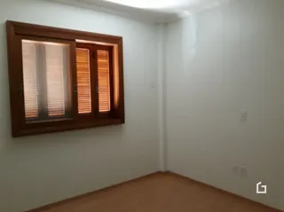 Quarto com moldura de madeira e paredes brancas.