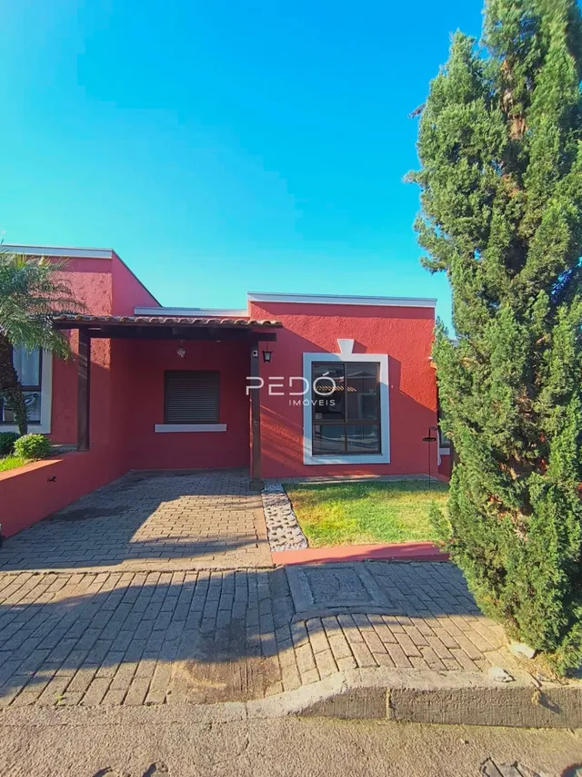 Fachada de uma casa em Lajeado, Brasil com jardim e calçada.