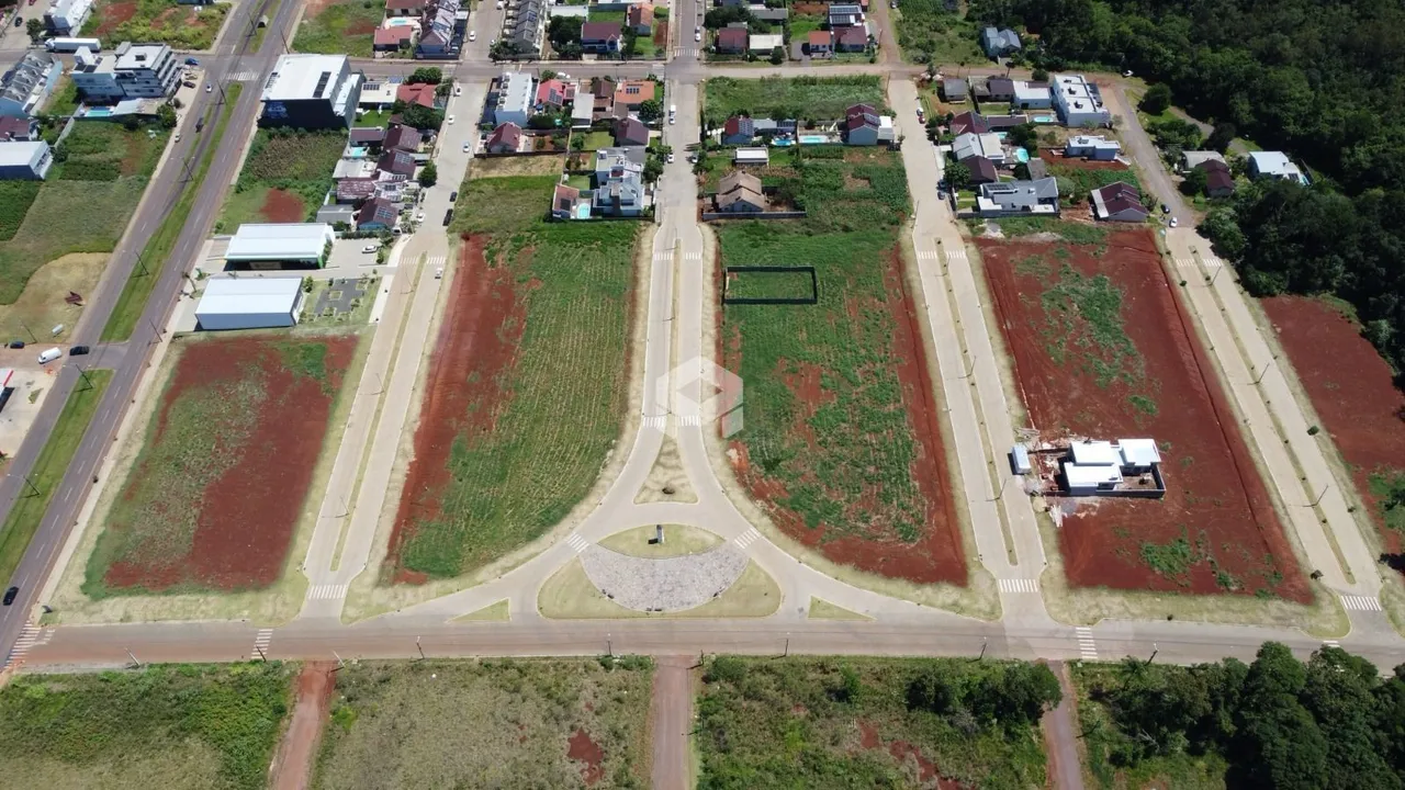 Vista aérea de um terreno com áreas de plantio e estradas.