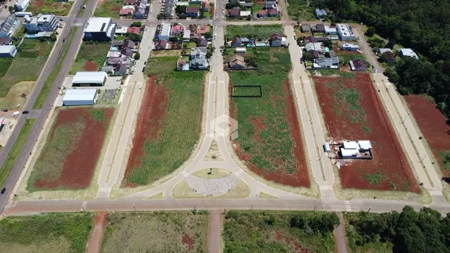 Vista aérea de um terreno com áreas de plantio e estradas.