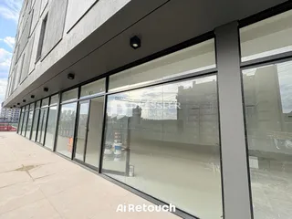 Fachada de um prédio comercial em Lajeado, Brasil, com grandes janelas de vidro.