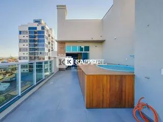 Vista da varanda com deck de madeira e piscina.