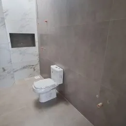 Foto de um vaso sanitário em um ambiente de banheiro.