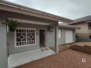 Fachada de uma residência em Lajeado, Brasil, mostrando a entrada e a garagem.