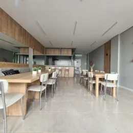 Foto de um ambiente com mesa de madeira e cadeiras em um imóvel.