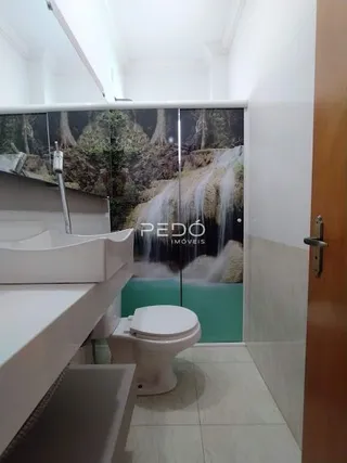 Foto de um banheiro interno com vaso sanitário e paredes brancas.