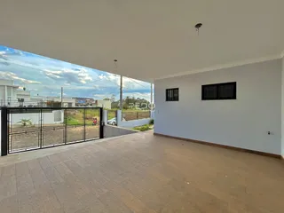 Vista de uma área externa com portão de ferro em Lajeado, Brasil.