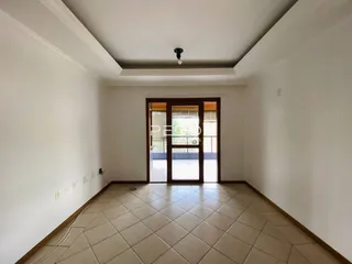 Interior de um corredor com piso de cerâmica e portas de vidro.