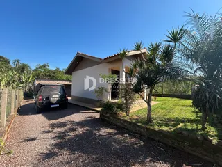 Fachada de uma casa em Lajeado, Brasil, com jardim e área externa.