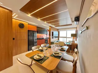 Uma sala de jantar moderna com cozinha integrada e armários de madeira.