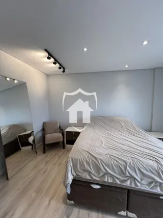 Quarto com cama e espelho em um imóvel.