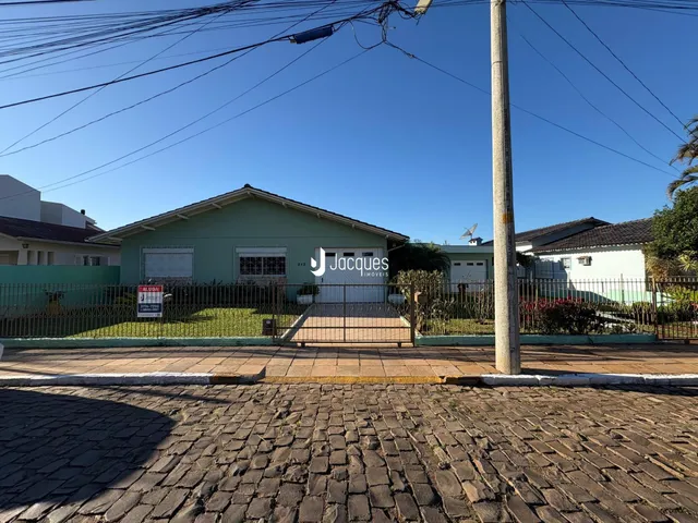 Vista externa de uma residência em Lajeado, Brasil, com cerca e portão.