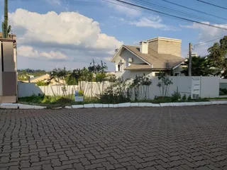 Fachada de uma residência em Lajeado, Brasil, com paisagismo frontal.