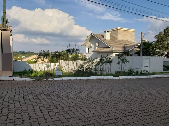 Fachada de uma residência em Lajeado, Brasil, com paisagismo frontal.