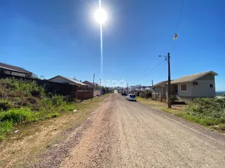 Uma estrada de terra leva a casas em Lajeado, Brasil.