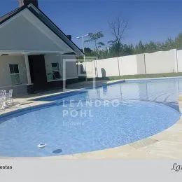 Foto de uma piscina externa em uma propriedade em Lajeado, Brasil.