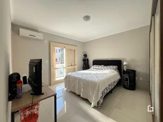 Quarto com cama e janela em um imóvel em Lajeado, Brasil.