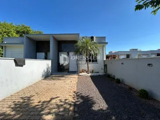 Fachada de uma casa moderna em Lajeado, Brasil, com entrada pavimentada.