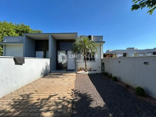 Fachada de uma casa moderna em Lajeado, Brasil, com entrada pavimentada.