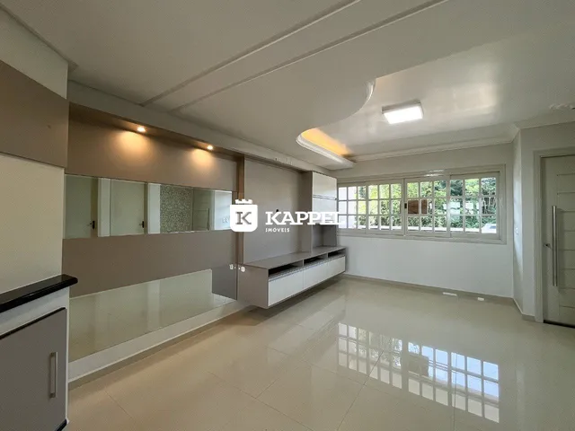 Foto de uma sala de estar com armários embutidos e piso claro.