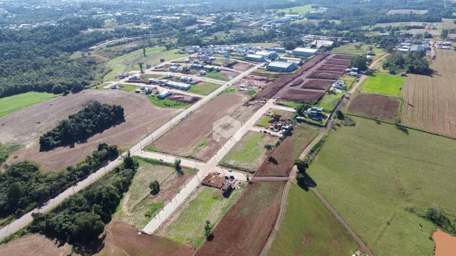 Vista aérea de uma área rural com campos e estradas no Brasil.