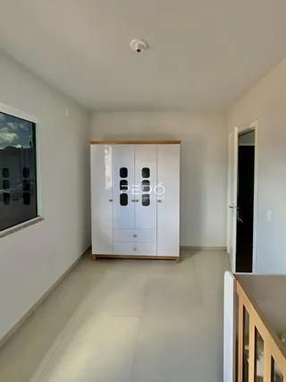 Hall de entrada com guarda-roupa branco em imóvel no Lajeado.