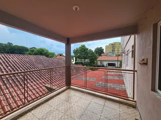 Vista da varanda com piso de cerâmica.
