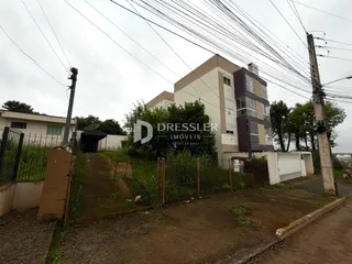 Vista externa de uma residência em Lajeado, Brasil, com cerca e vegetação ao redor.