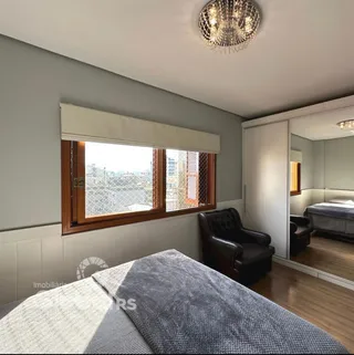 Quarto com janela de vista para a paisagem.