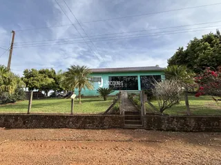 Fachada de uma casa em Lajeado, Brasil, com jardim e cerca.
