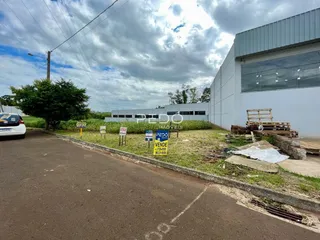 Vista externa de um prédio comercial em Lajeado, Brasil, ao lado de uma estrada.