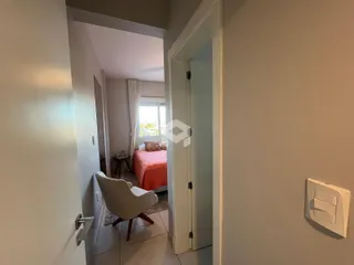 Vista de um quarto com cama e janela em um imóvel no Brasil.