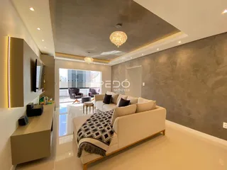 Sala de estar moderna com sofá claro e decoração elegante.