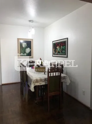 Foto de um ambiente interno com mesa e cadeiras em um imóvel.
