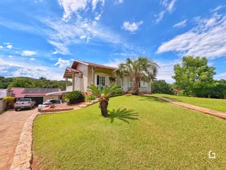 Fachada de uma residência em Lajeado, Brasil, com jardim gramado.