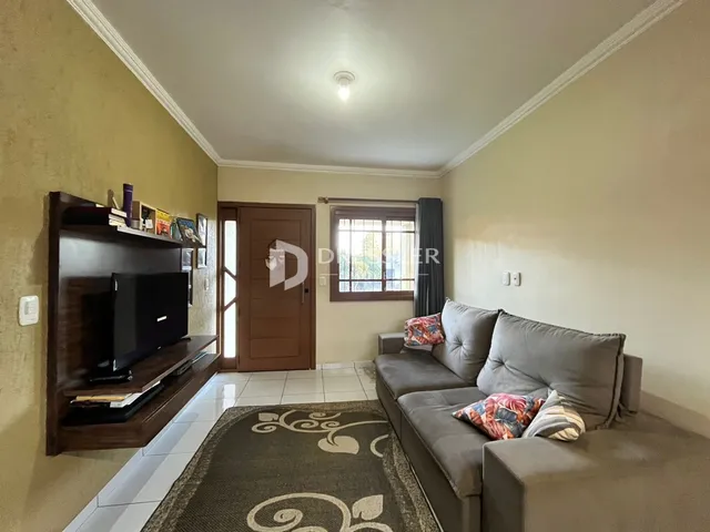 Sala de estar com sofá e móveis de madeira em um imóvel no Brasil.