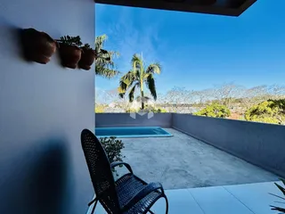 Vista de uma piscina e jardim a partir de uma varanda em Lajeado.