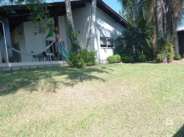 Fachada de uma residência em Lajeado, Brasil com jardim gramado.