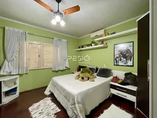 Quarto com cama e janela em sala de estar de Lajeado.