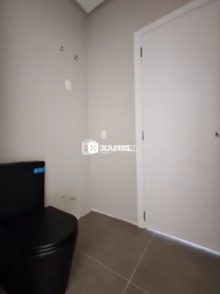 Foto de um vaso sanitário em um ambiente interno.