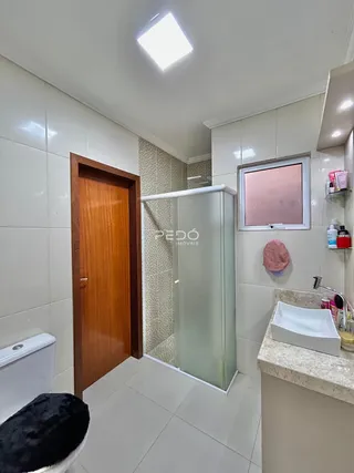 Banheiro com piso cerâmico e box de vidro na área de Lajeado.