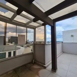 Varanda com vista para o horizonte da cidade.