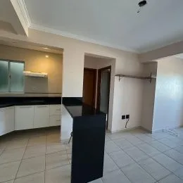 Sala de estar com piso de cerâmica clara e paredes em tom neutro.