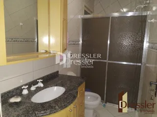 Foto de um banheiro com bancada e pia em um imóvel.